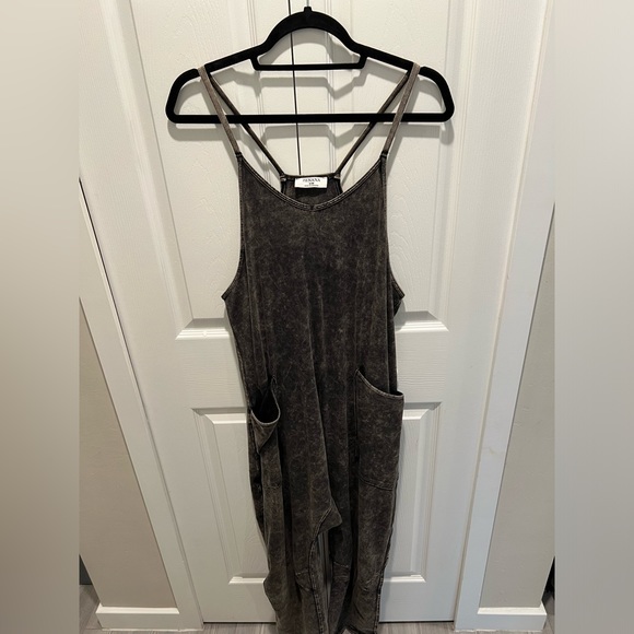 NWOT Zenana Spaghetti Strap Scoop Neck Jumpsuit With Pockets - Picture 2 of 2